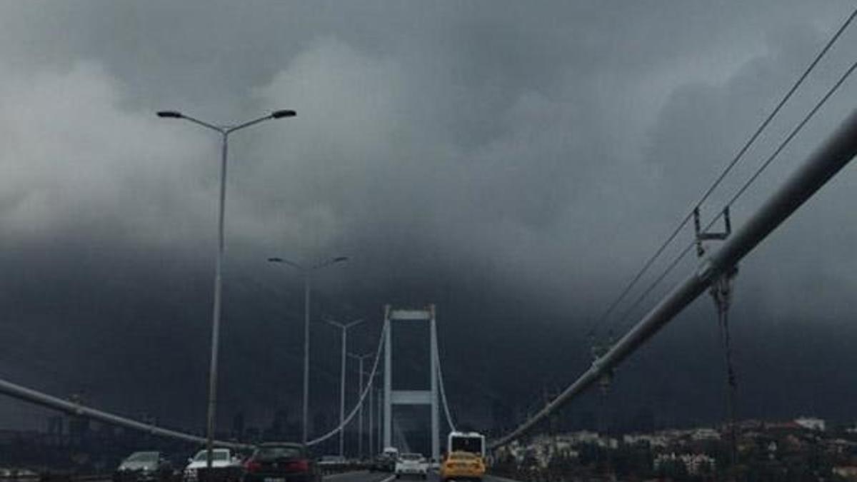 İstanbul'daki kara bulutlar köprüden fotoğraflandı