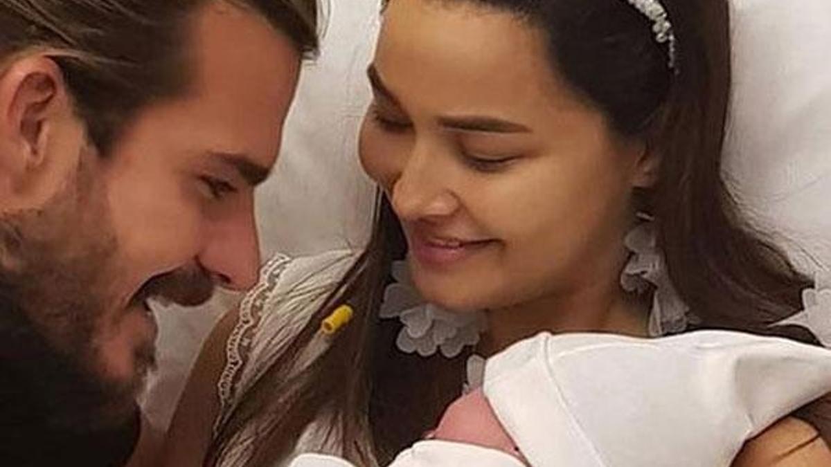Hatipoğlu çifti bebeklerinin yüzünü gösterdi