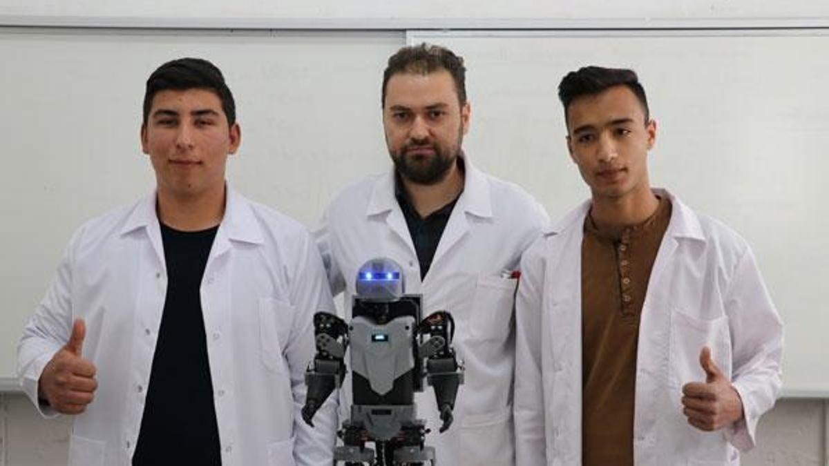 Liseliler insansı robot yaptı