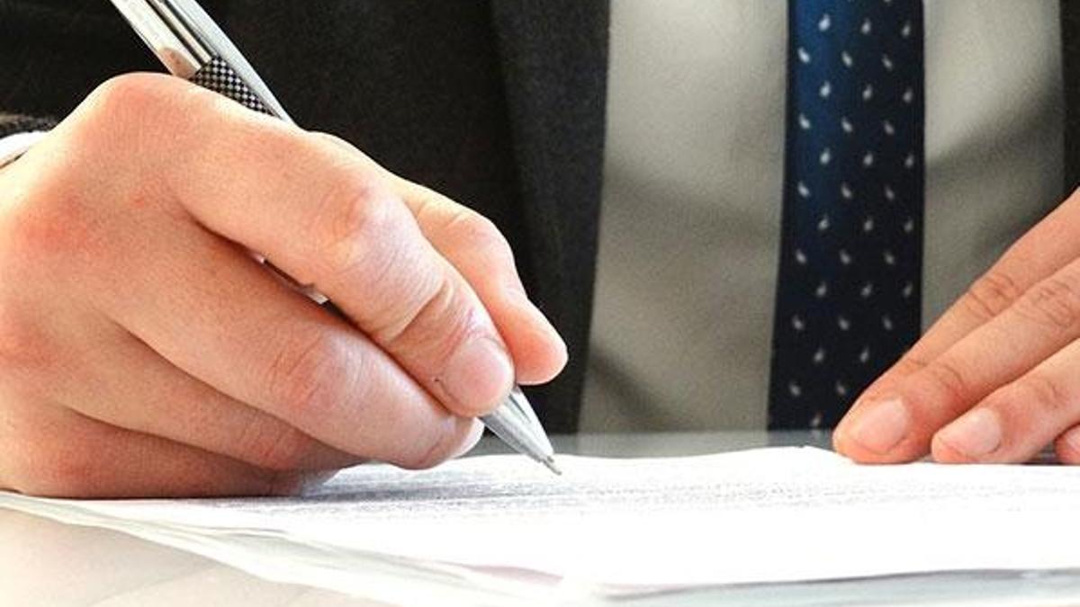 Kamu işçisi eşi olan devlet memuru, eş durumundan tayin isteyebilir mi?