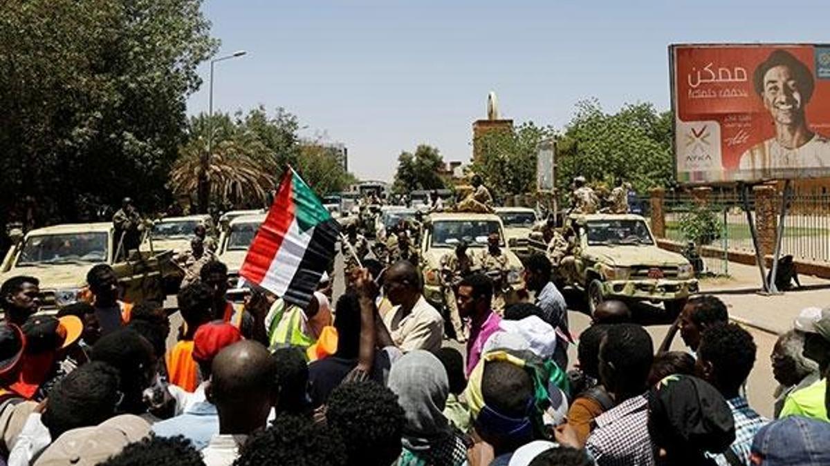 Sudan'da ordu göstericileri dağıtmaya başladı