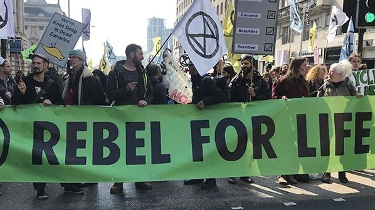Londra'da çevreciler yolları kesti
