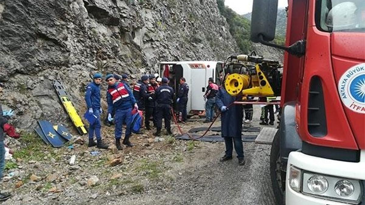 Antalya'da midibüs devrildi! Ölü ve yaralılar var