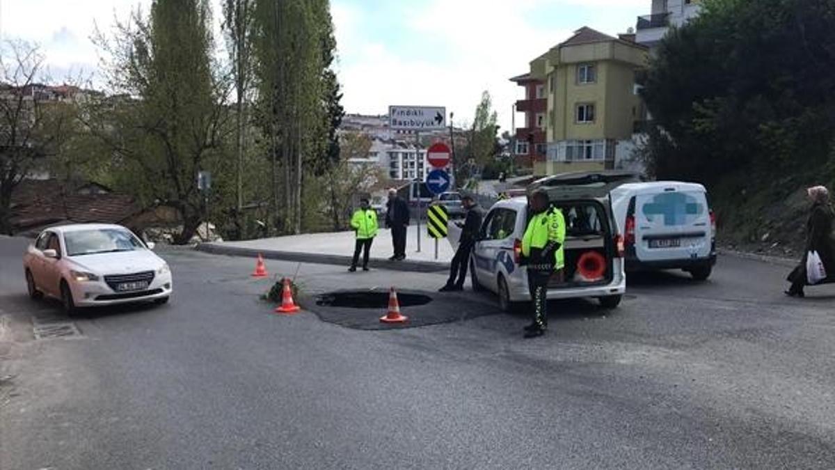 İstanbul'da yol çöktü!