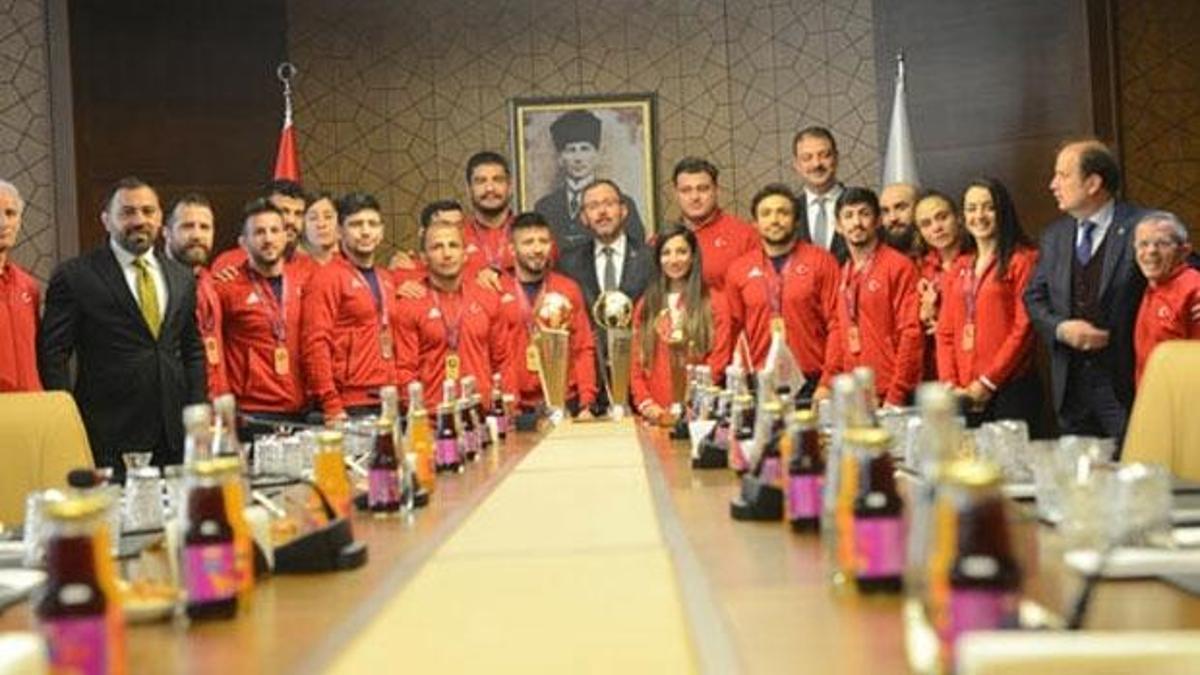 Bakan Kasapoğlu milli güreşçileri kabul etti: Omuz omuza yürüyeceğiz