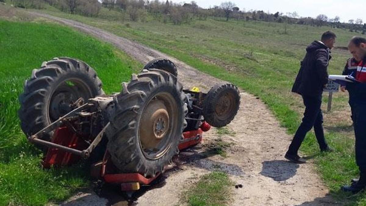 Devrilen traktörün altında kalan sürücü öldü