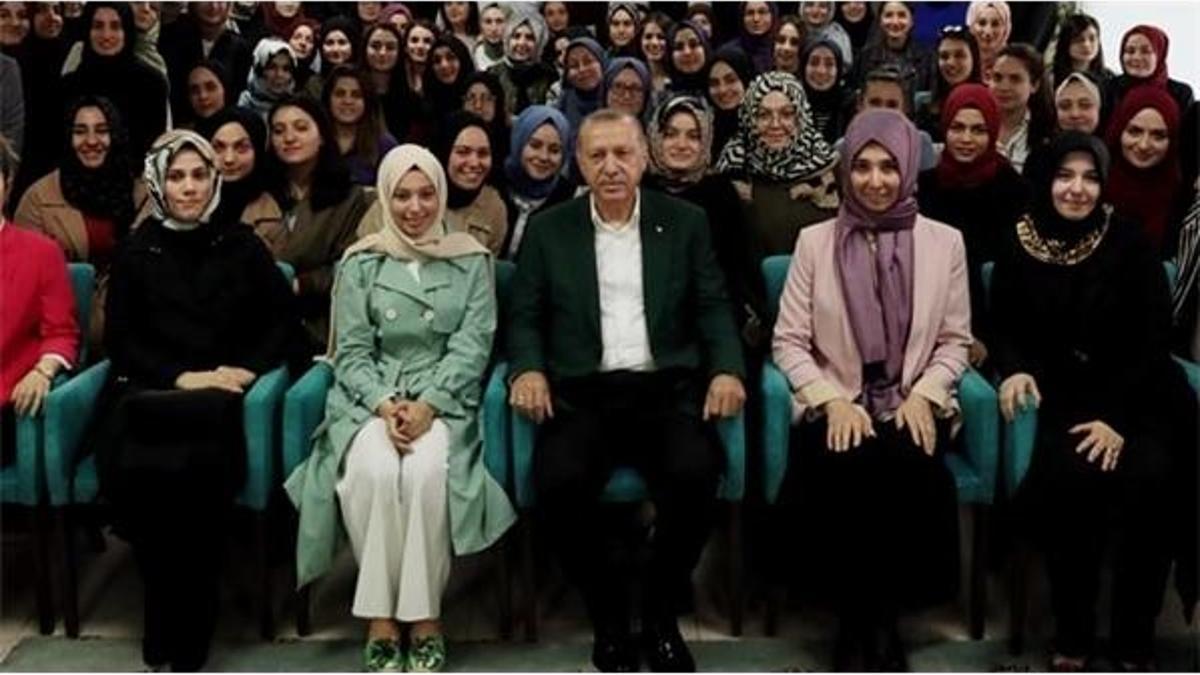 Cumhurbaşkanı Erdoğan, TÜRGEV yurdunu ziyaret etti