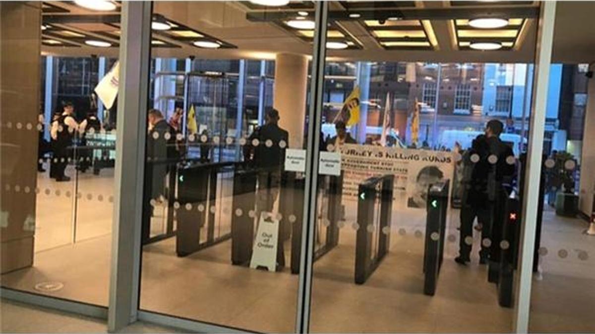 PKK yandaşlarından Londra'da TRT World binasına saldırı