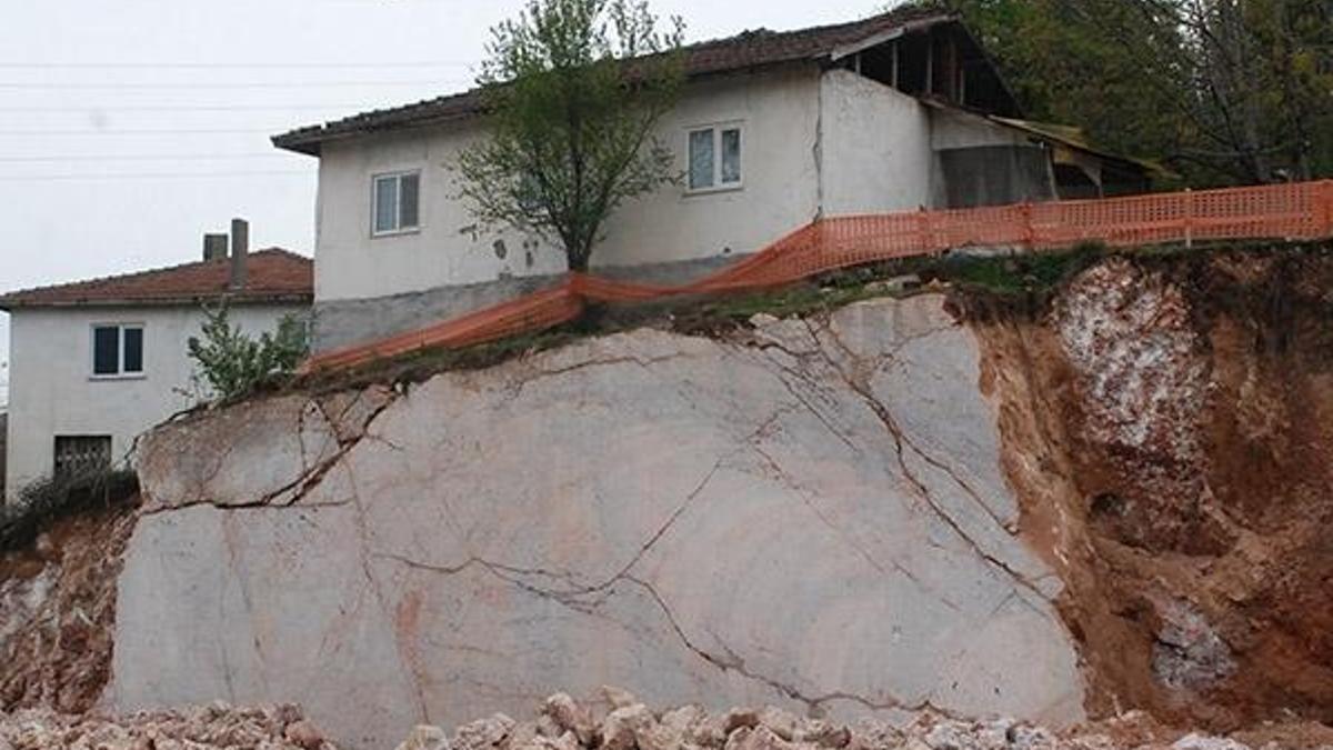 Kaya parçası üzerindeki ev görenleri şaşırtıyor!