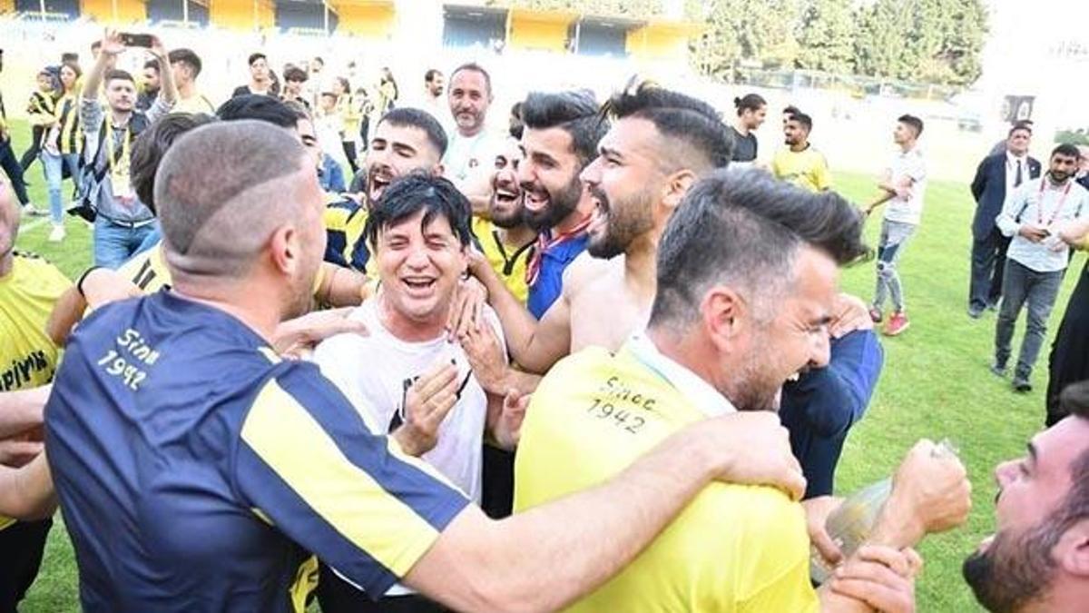 Suat Kaya gözyaşlarını tutamadı