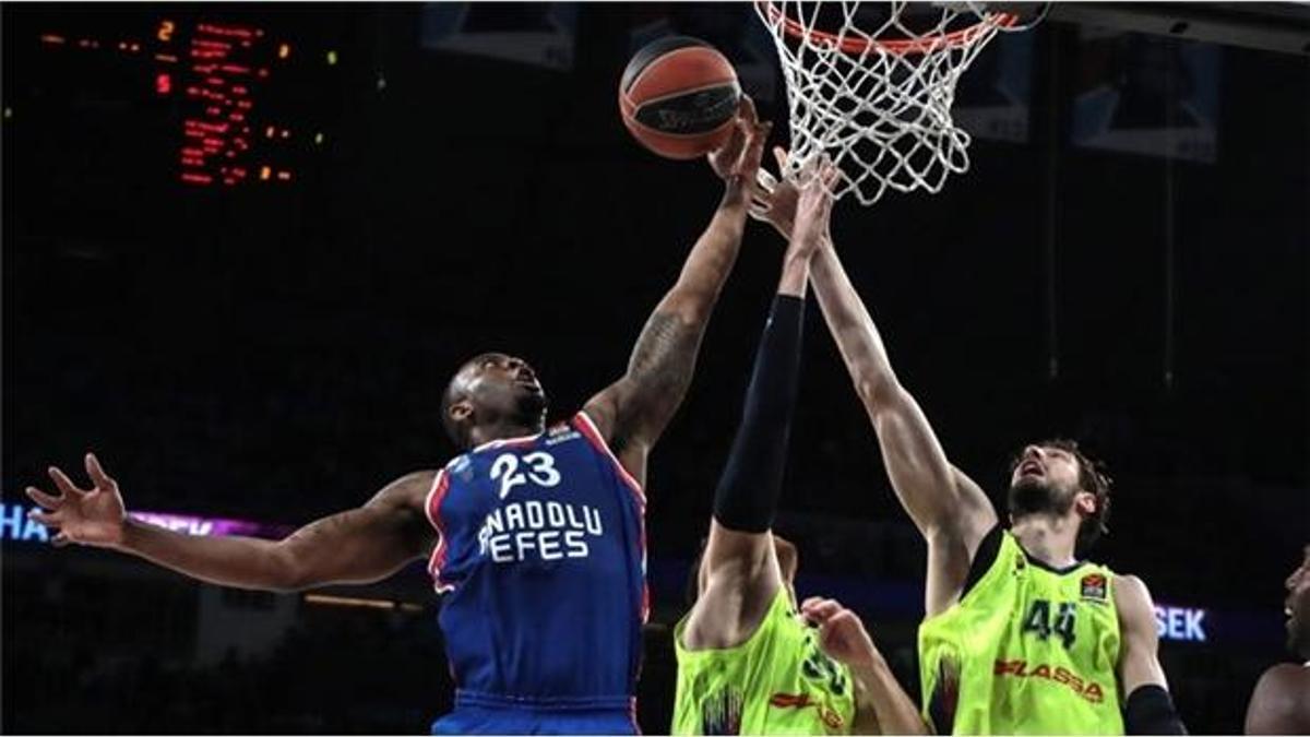 Anadolu Efes-Barcelona: 80-71