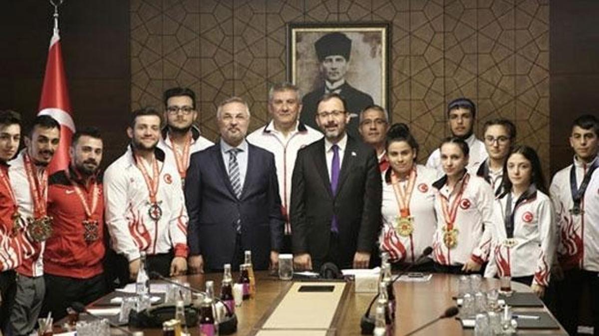 Bakan Kasapoğlu milli haltercileri kabul etti