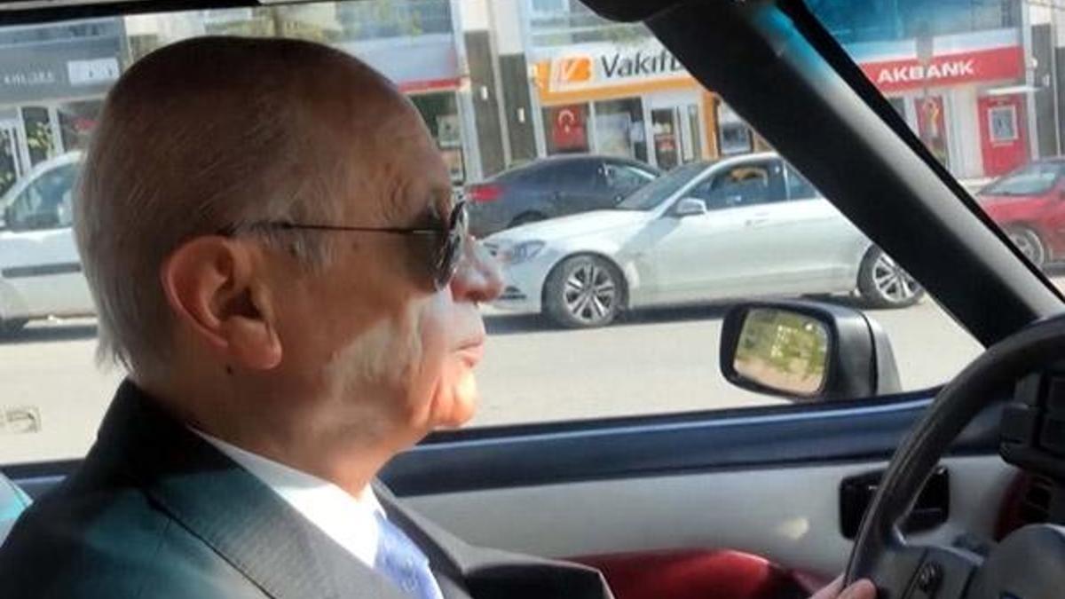 Bahçeli'den eski model otomobille Ankara turu