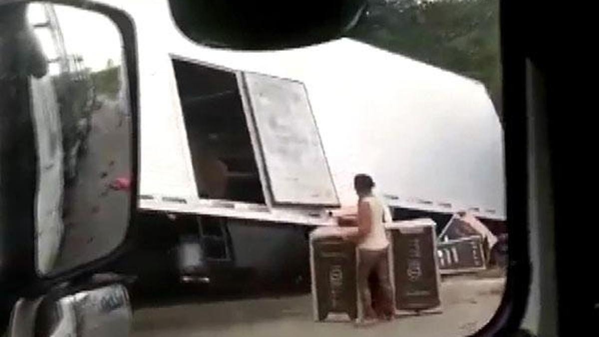 Otobüs ile TIR çarpıştı, bölge sakinleri TIR’ı yağmaladı