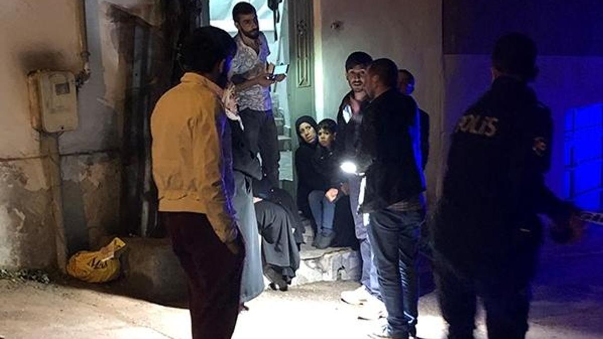 Freni boşalan tuğla yüklü kamyon evin duvarına çarptı!
