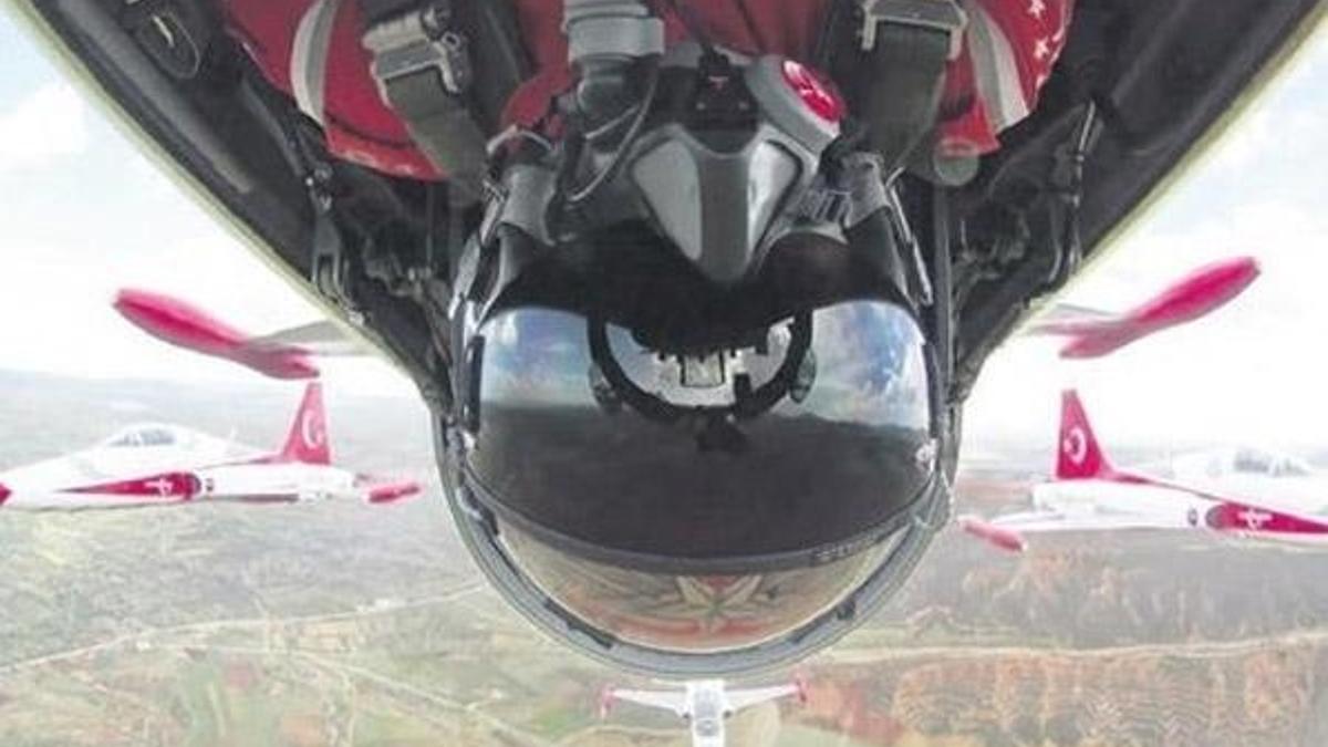 Dünyada bir ilk! Türk pilot tarihe geçti