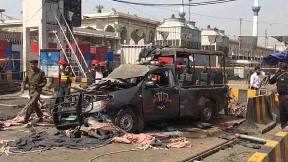 Son dakika: Pakistan'da türbe yakınında patlama