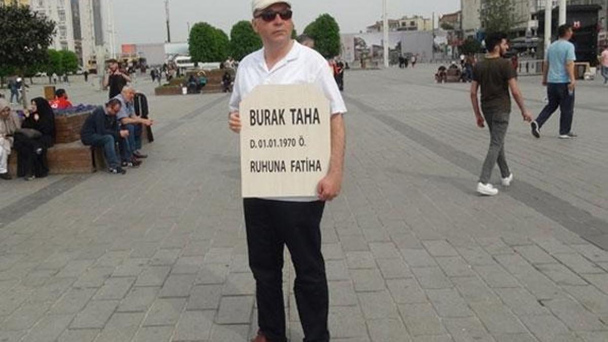 Mezar taşı ile dolaştı!