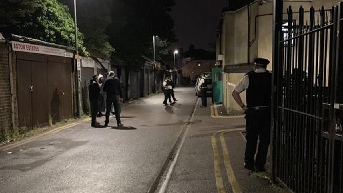 Londra'da silahlı bir kişi camiye girmeye çalıştı