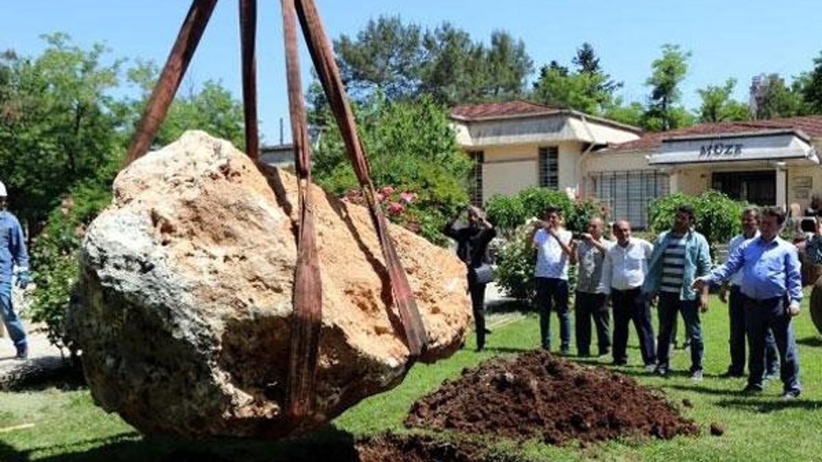8 tonluk kayanın altından öyle bir şey çıktı ki...