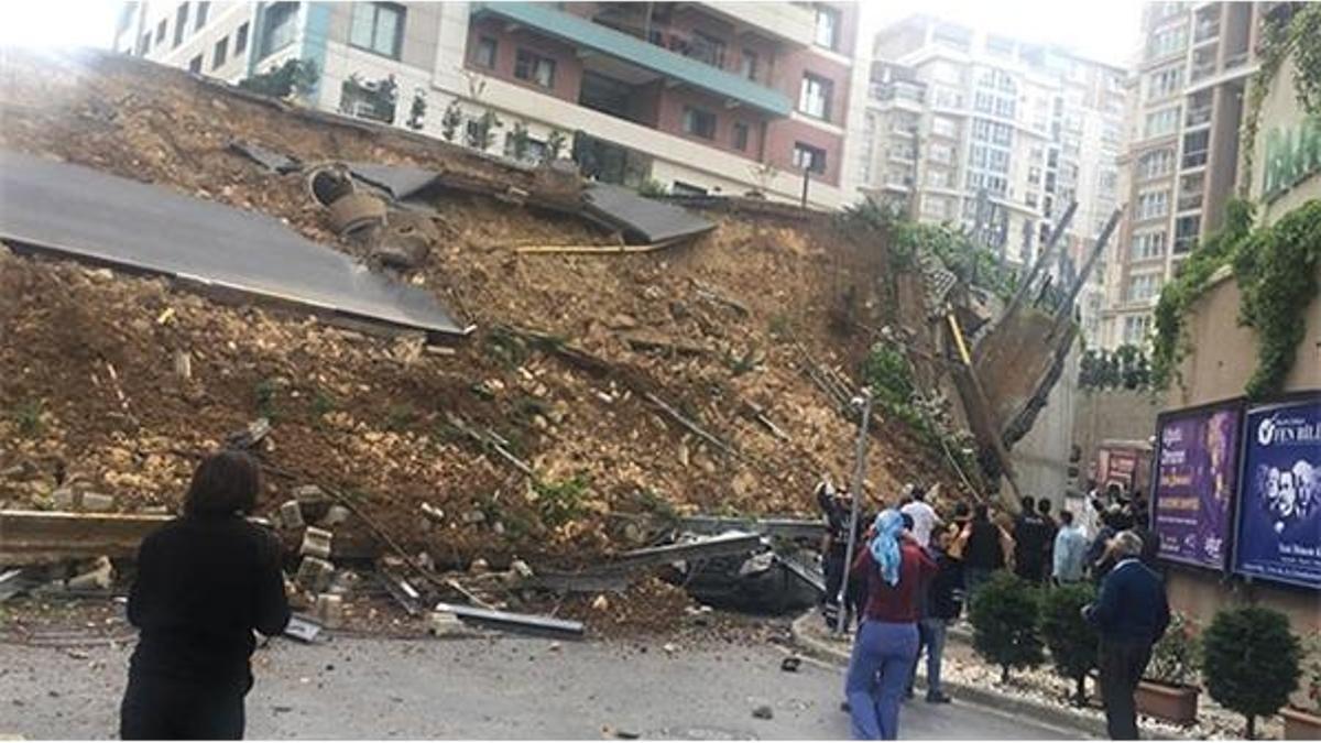Başakşehir'de istinat duvarı çöktü