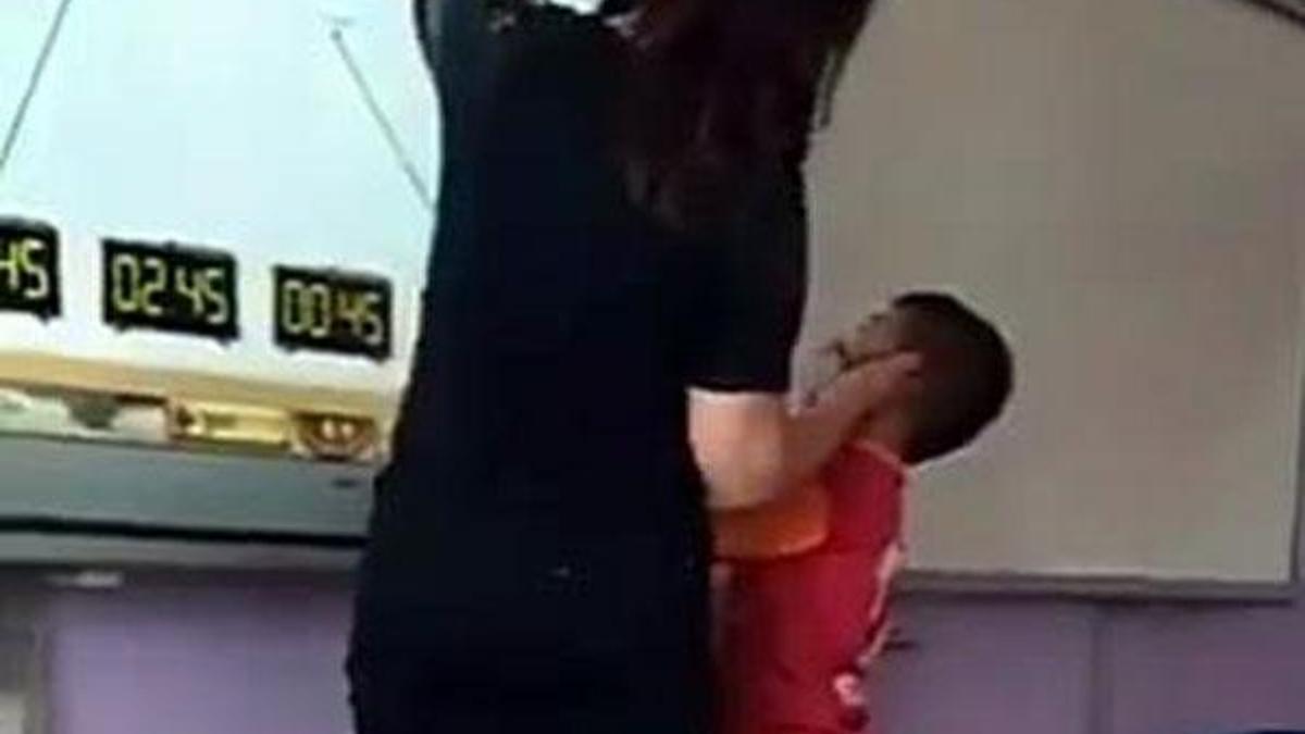 Öğrencisine tokat atan öğretmene imza desteği