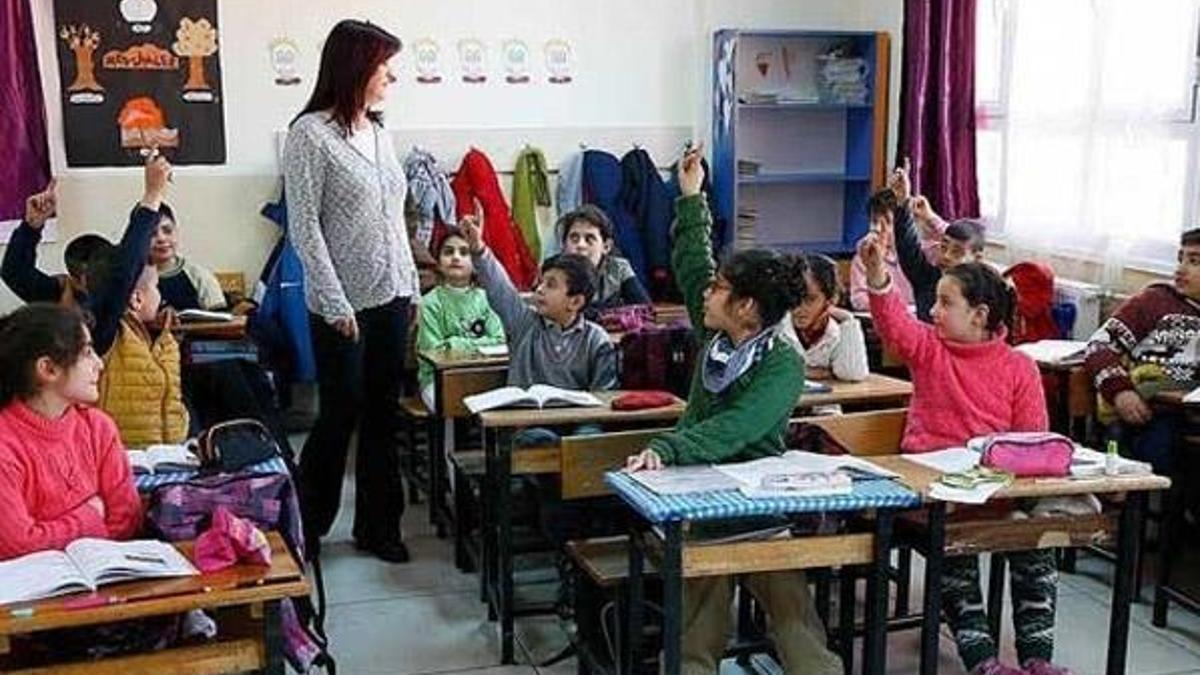 Öğretmenler ara tatillerde de "ek ders" ücreti alacak