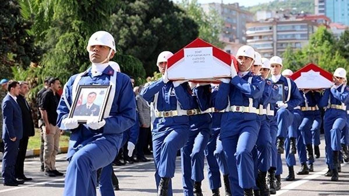AA muhabirini arama çalışmalarında şehit olan 2 asker için tören düzenlendi