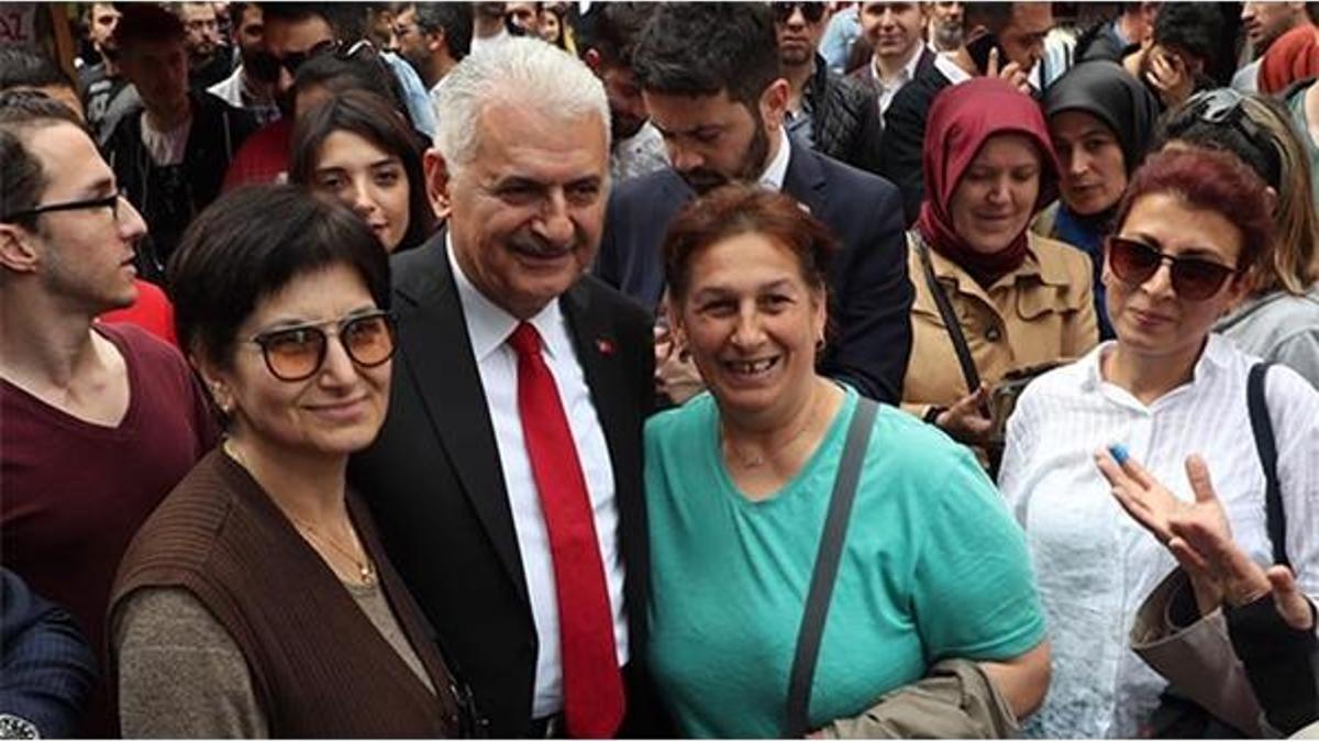 Binali Yıldırım, Beşiktaş'ta vatandaşlarla buluştu