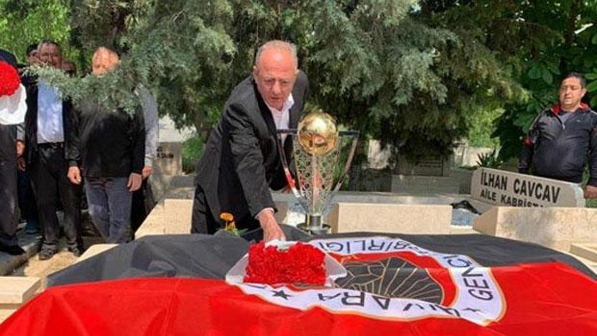 İlhan Cavcav'ın kabrine kupalı ziyaret