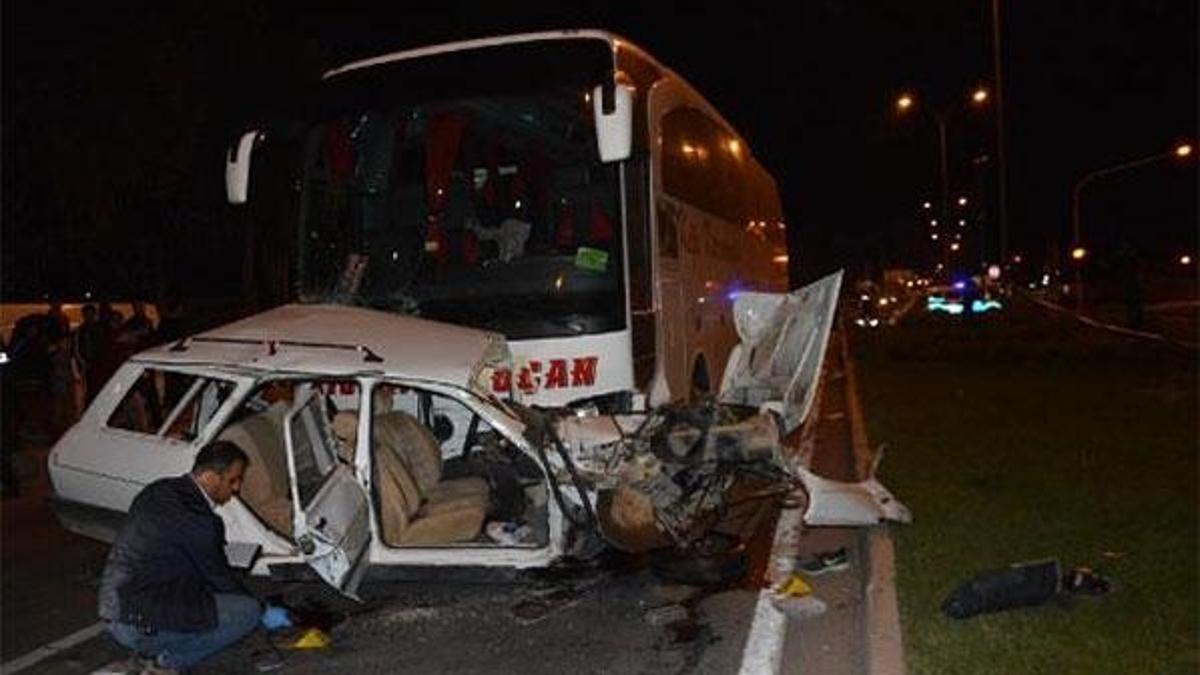 Yolcu otobüsü otomobile çarptı: 3 ölü