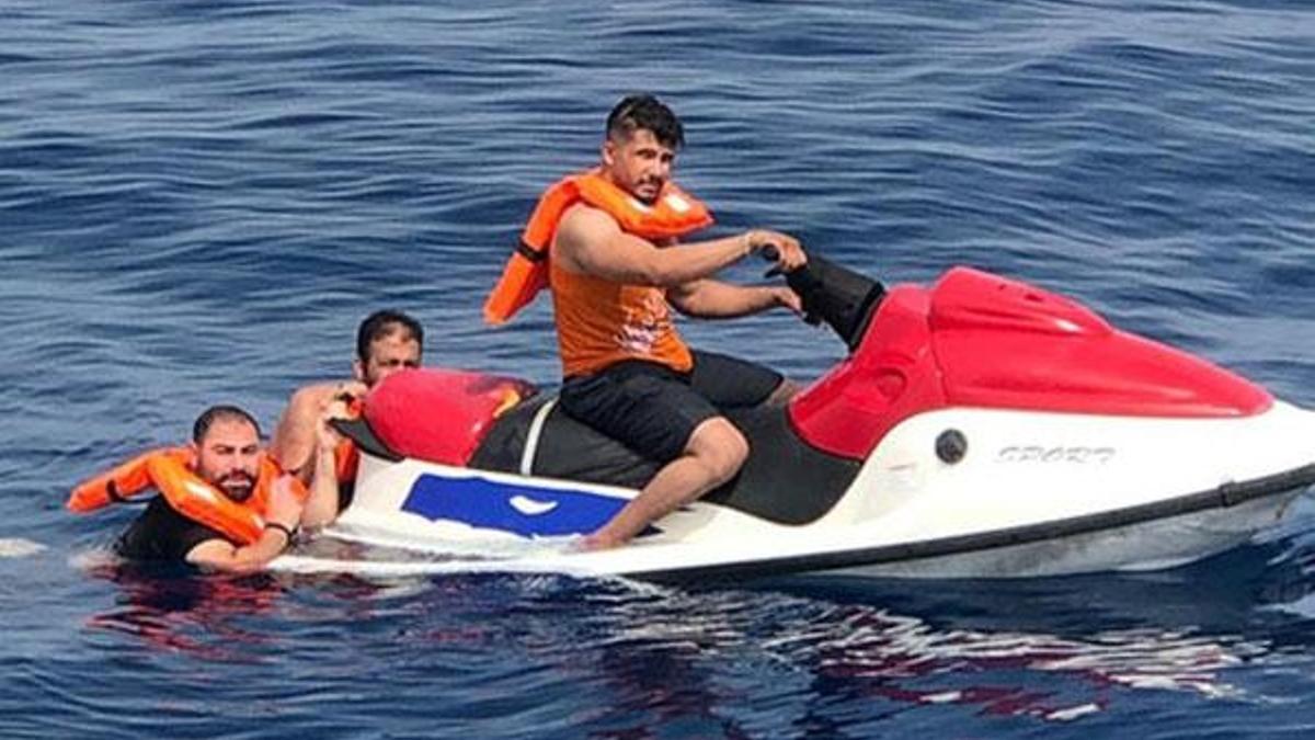 Jet-ski'ye tutunarak kaçmaya çalıştılar, yakalandılar