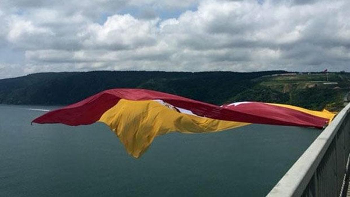 Galatasaray'ın bayrağı köprülere asıldı