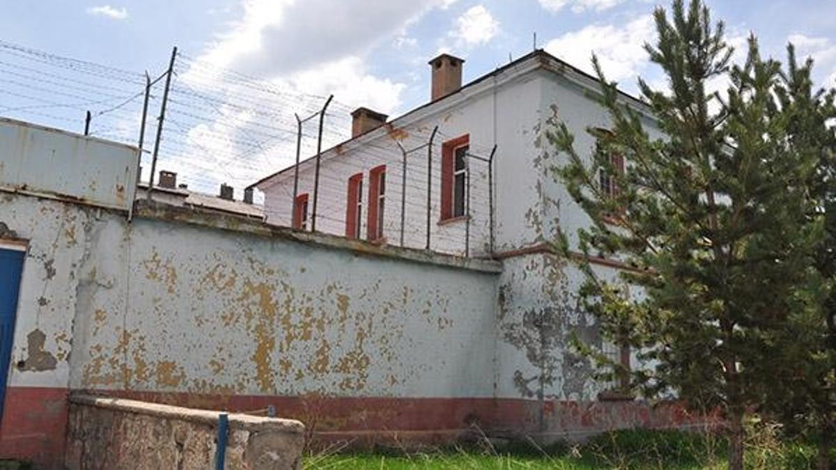 Tarihi Kars Cezaevi yıkılıyor! Cezaevinde Stalin’in kayınpederi de yatmış!