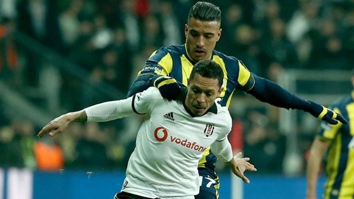 Fenerbahçe Adriano'yla görüşmelere başladı!