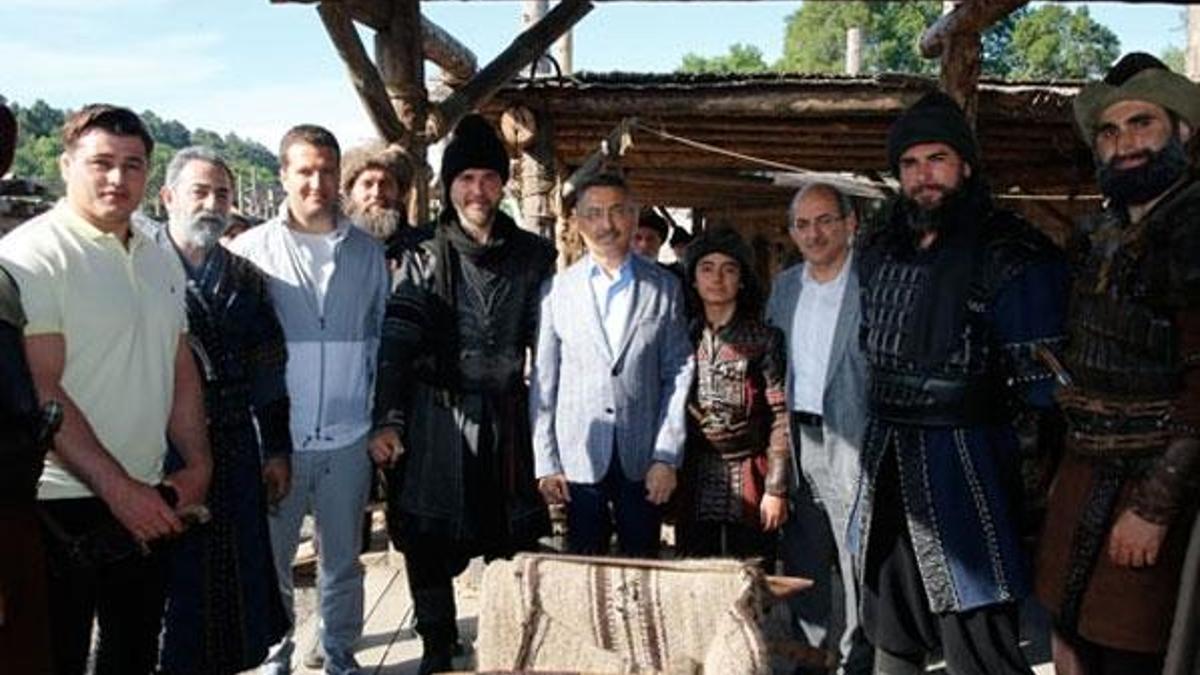 Cumhurbaşkanı Yardımcısı Oktay'dan Diriliş Ertuğrul setine ziyaret