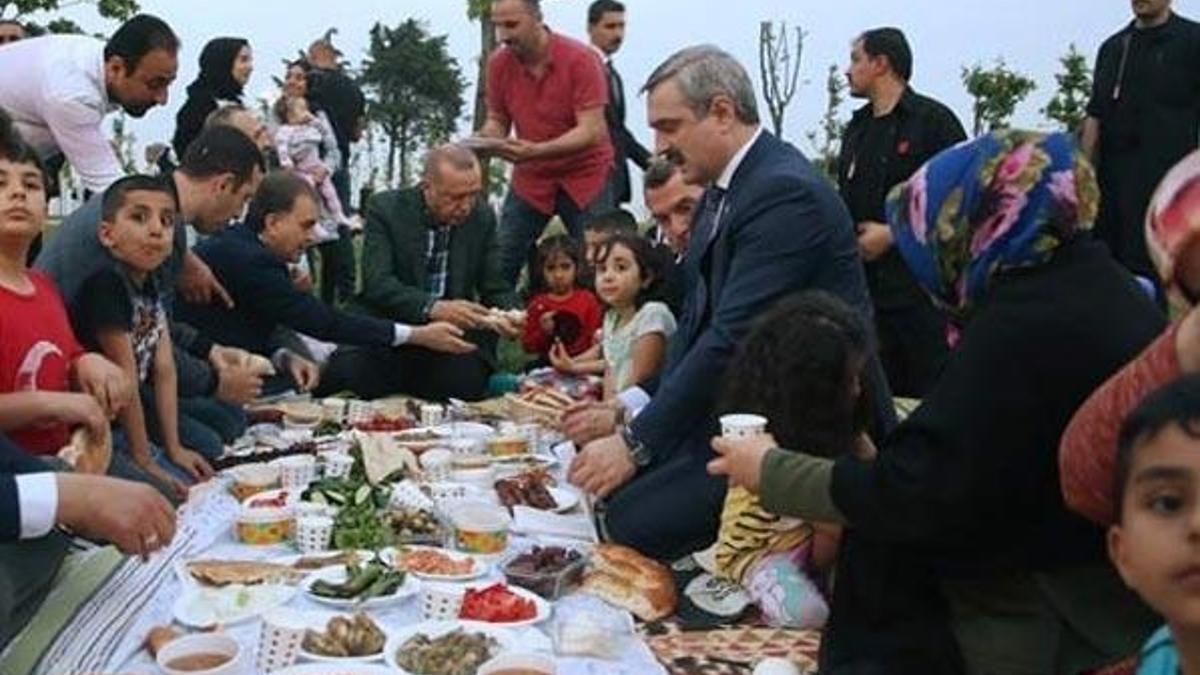 Cumhurbaşkanı Erdoğan, vatandaşlarla iftar yaptı