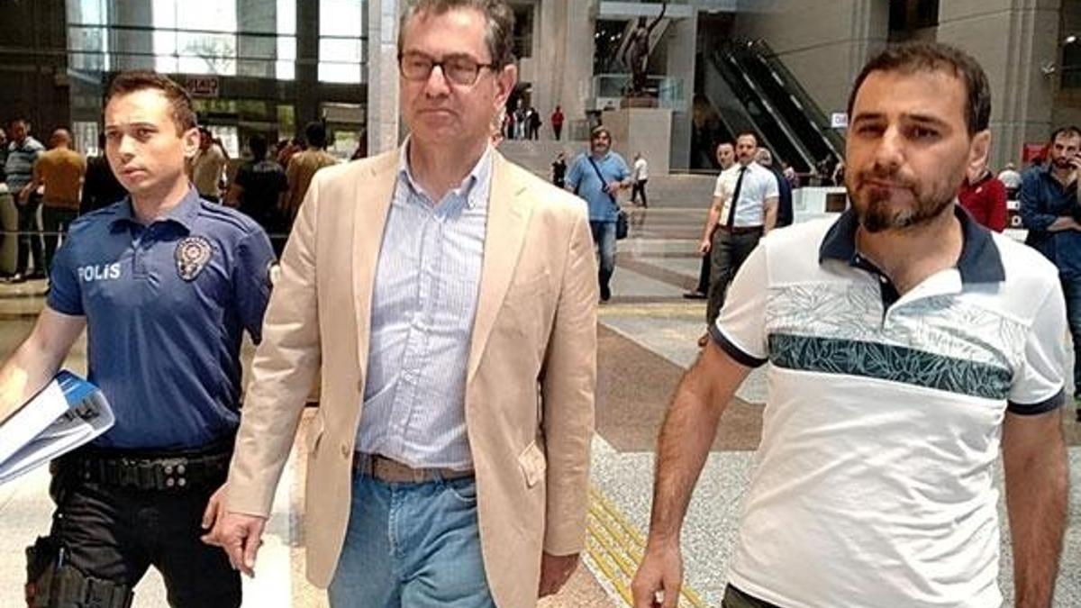 Kadri Gürsel cezaevine girmek için adliyeye geldi