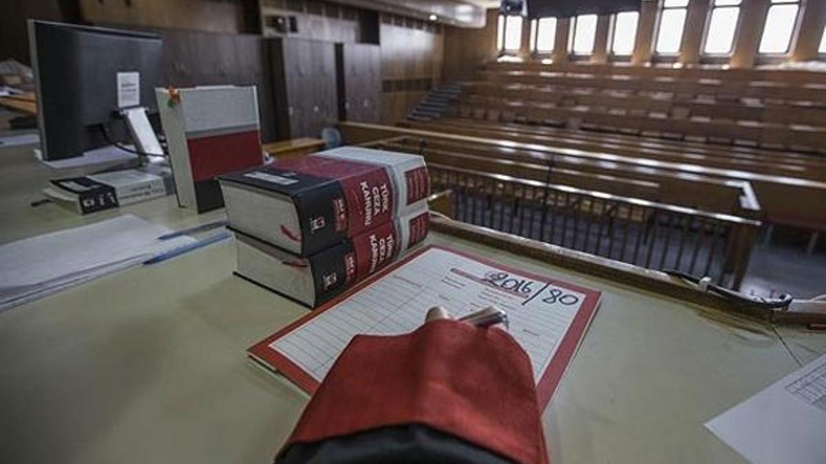 Avukatın etek boyuna tepki gösteren hakim görevden uzaklaştırıldı