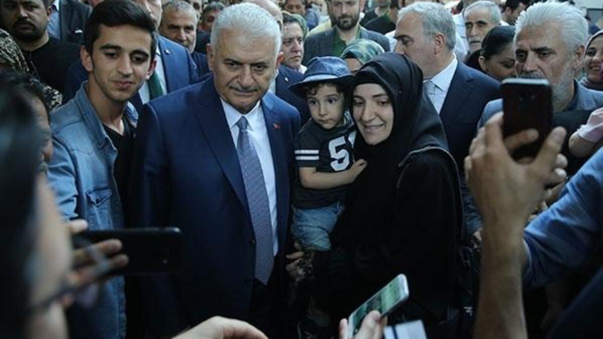 Binali Yıldırım Fatih'te vatandaşlarla buluştu