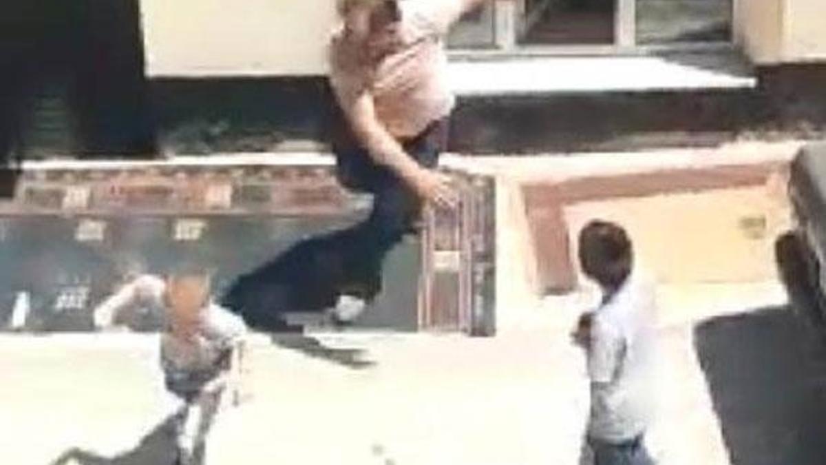İnşaat işçisi baba iki oğlunu tekme tokat dövdü!