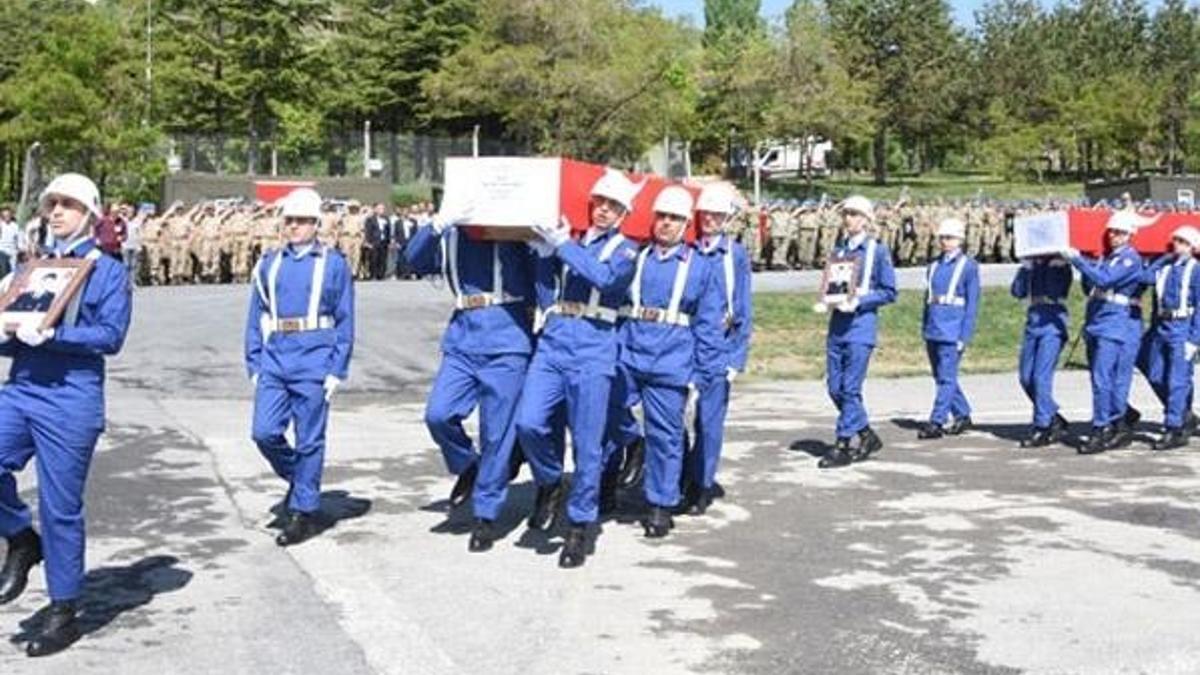 Hakkari'de şehit askerler için tören
