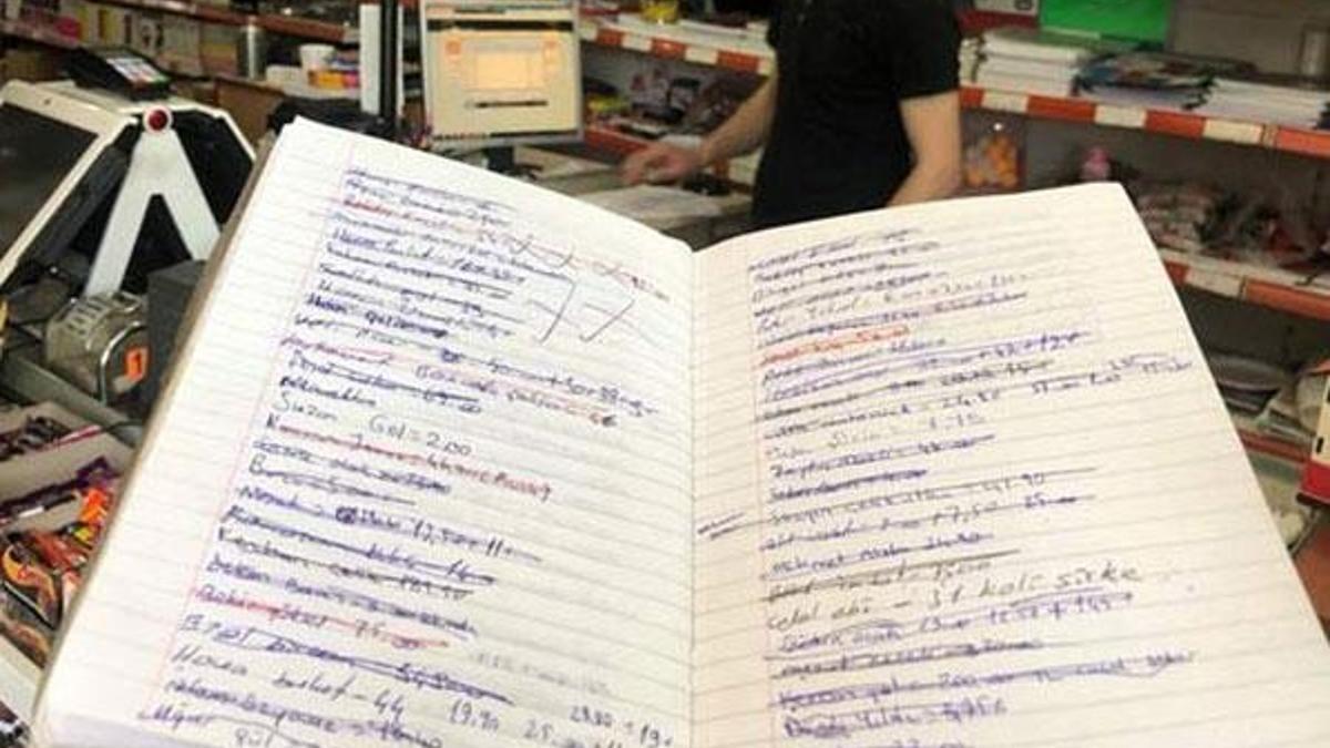 Manisa'da hayırseverler bakkallardaki veresiye defterlerini satın aldı