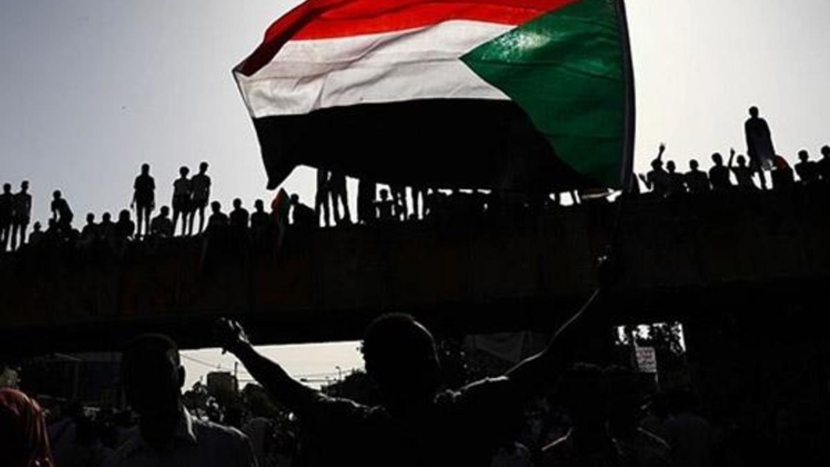 Sudan'da ordu darbe karşıtı göstericilere müdahale etti! Ölüler var