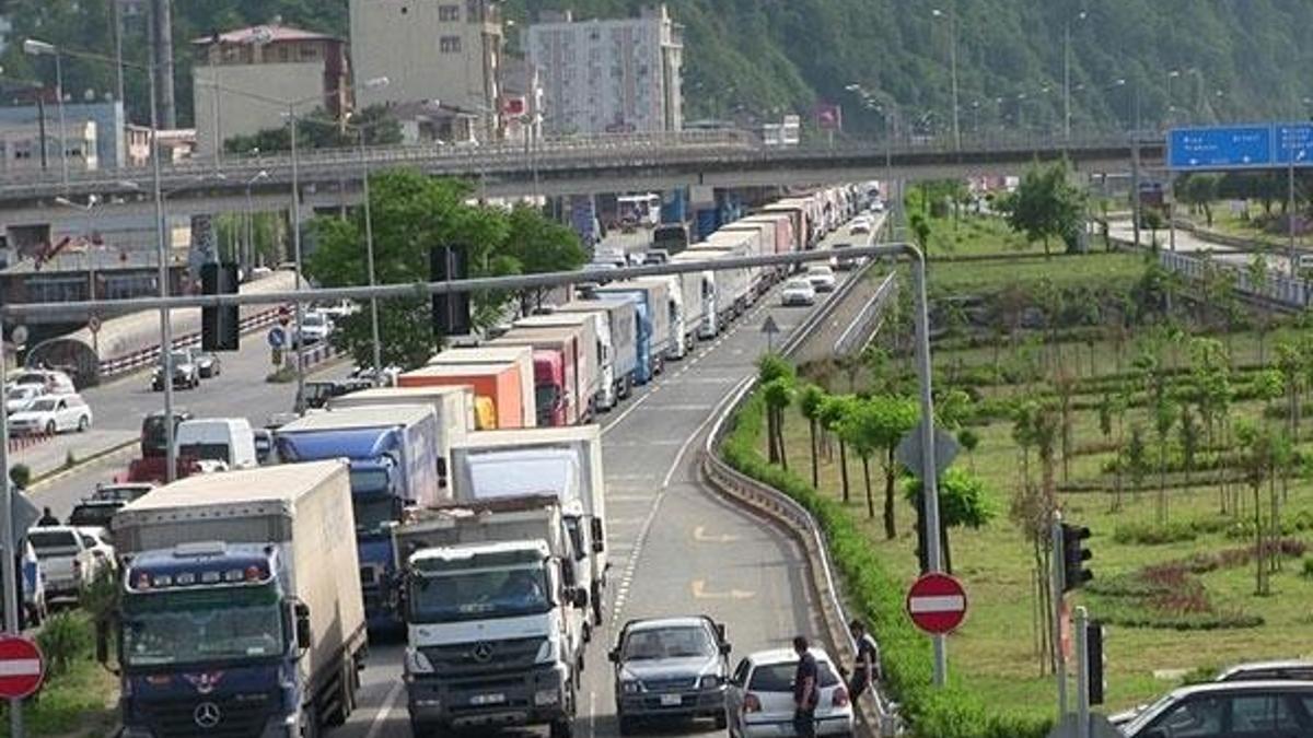 Tır şoförleri bayramı kuyrukta geçirdi