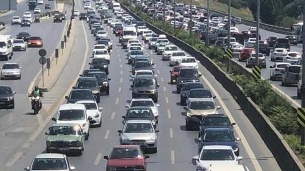 İstanbul'da bayram yoğunluğu! Trafik felç