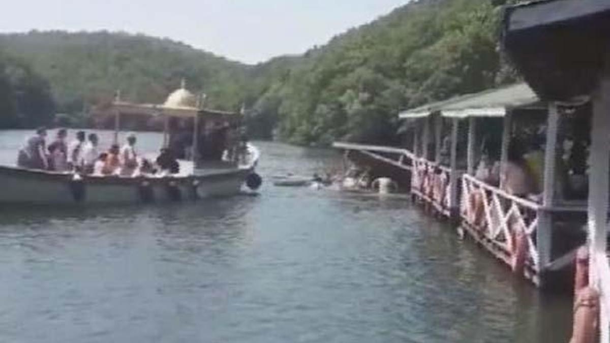 Saklıgöl'de çardak çöktü, birçok kişi göle düştü!