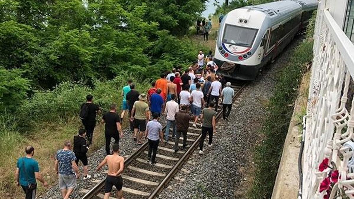 Trenin çarptığı genç kız ağır yaralandı