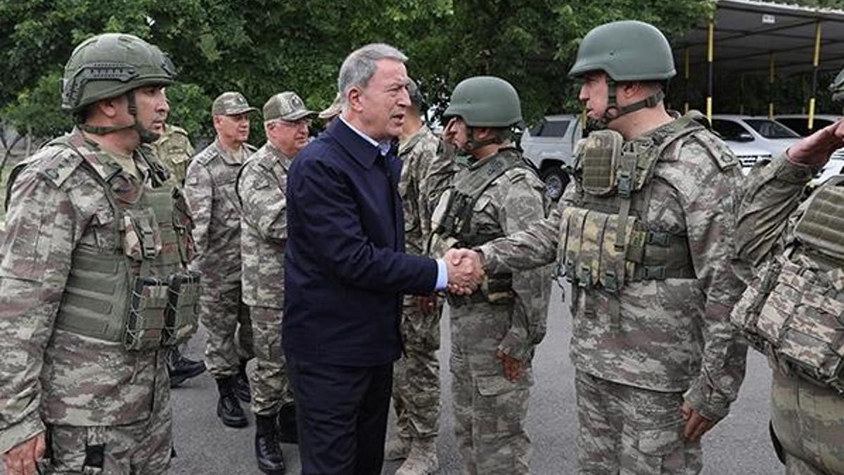 Milli Savunma Bakanı Akar ve komutanlar hudut hattında!
