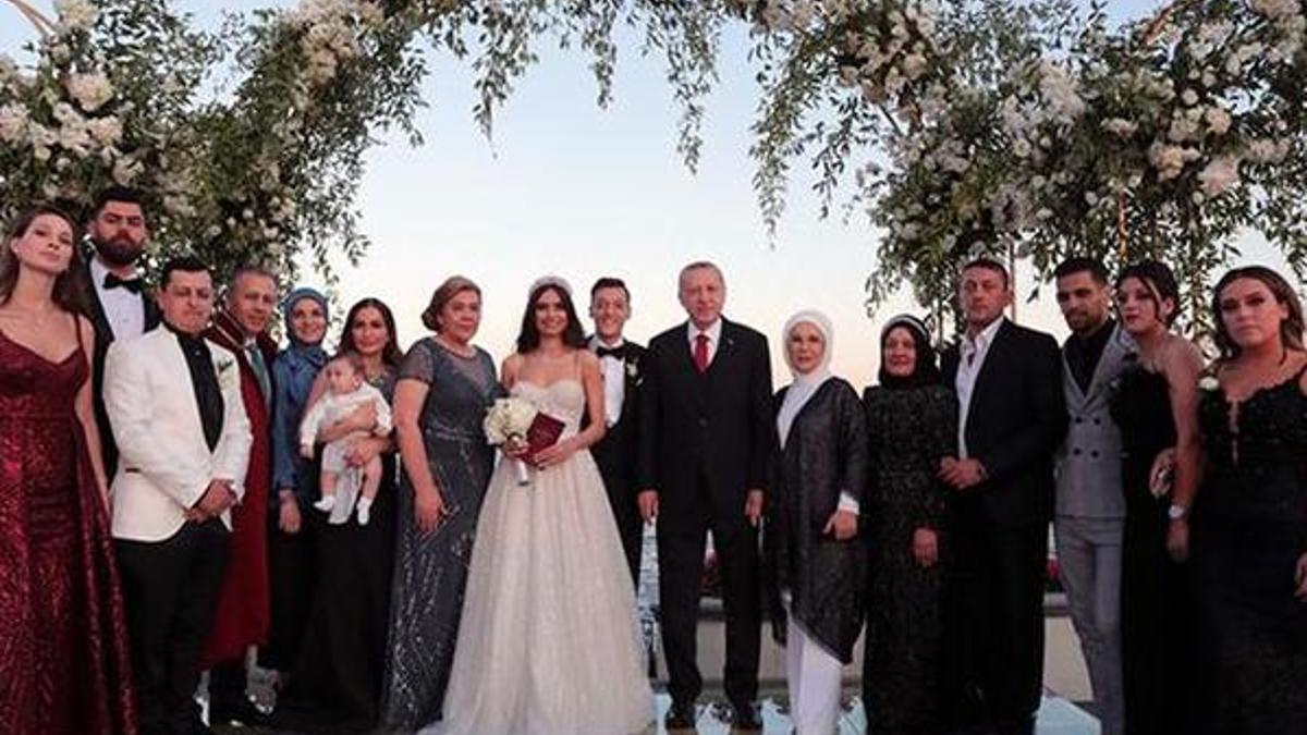 Amine Gülşe ve Mesut Özil'den çağrı